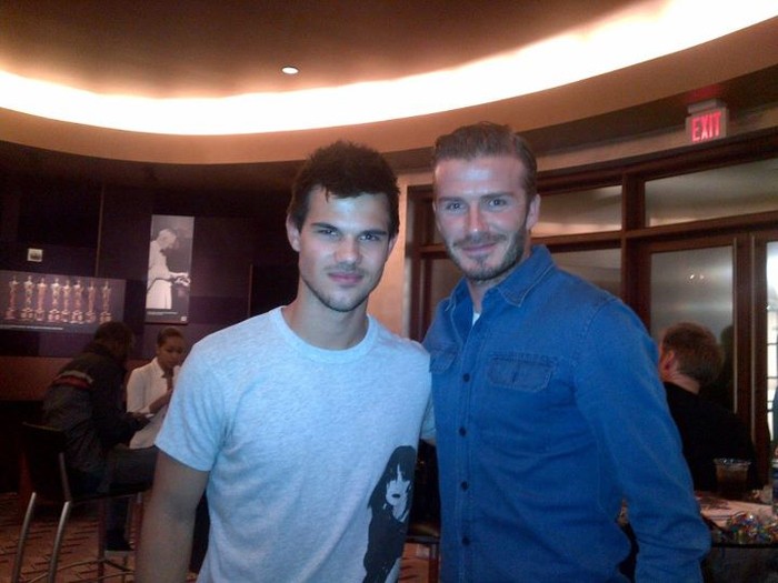 “Người sói” Jacob, diễn viên trẻ Taylor Lautner, rất hâm mộ danh thủ David Beckham. Tình cờ gặp thần tượng trong rạp xiếc, ngôi sao phim “Chạng vạng” đã xin chụp cùng Becks một kiểu ảnh.